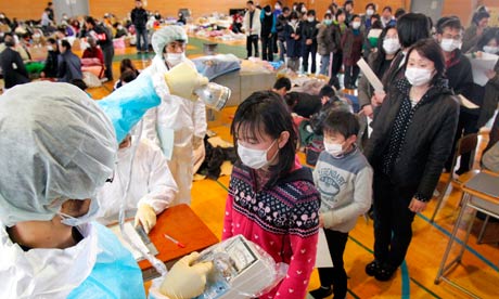 Japoneses en zona con radiación abandonan sus hogares