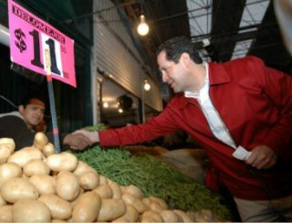 Visita Eruviel Ávila la Central de Abasto de Toluca