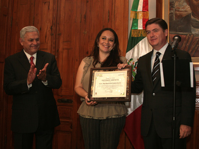 Entrega reconocimiento gobierno de NL a maestra que calmó a niños en balacera