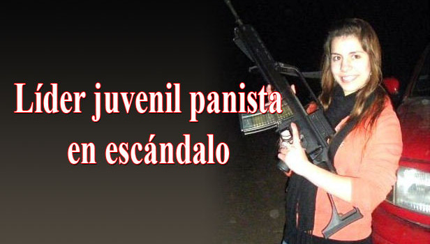 Sarah Fuentes Rascón lider juvenil del PAN con Arma de uso exclusivo del ejercito