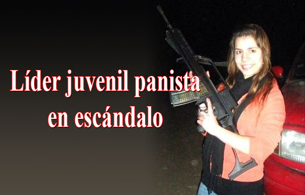 Sarah Fuentes Rascón lider juvenil del PAN con Arma de uso exclusivo del ejercito