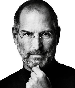 Caen acciones de Apple tras renuncia de Steve Jobs