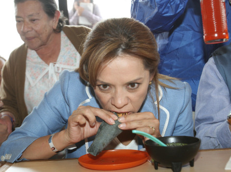 Comensales y Meseros corren a Josefina Vazquez Mota de local de Quesadillas