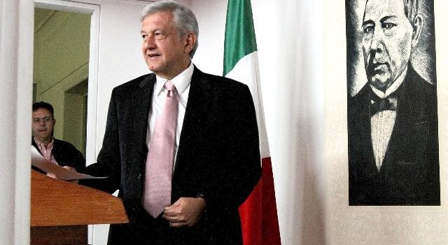 AMLO promete bajarse el sueldo a la mitad