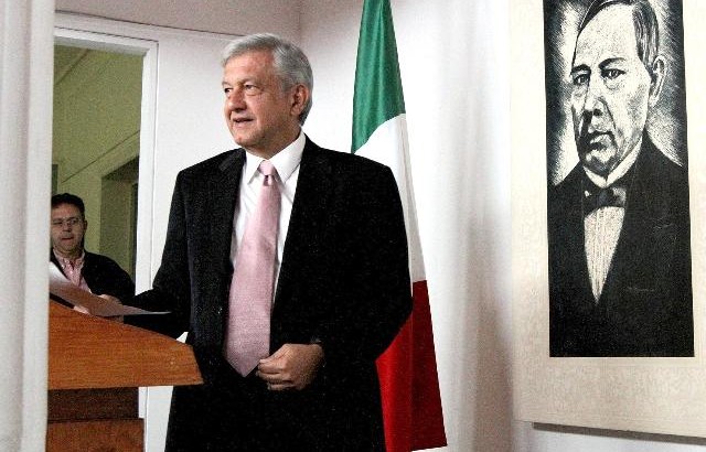 AMLO promete bajarse el sueldo a la mitad