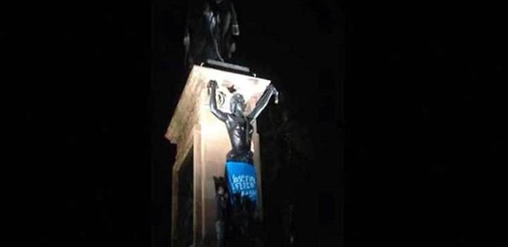 Panistas como vandalos, colocan faldas azules a estatuas de héroes nacionales