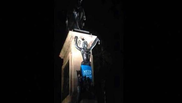 Panistas como vandalos, colocan faldas azules a estatuas de héroes nacionales